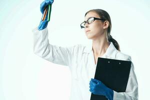hembra laboratorio asistente en blanco Saco químico solución investigación biotecnología foto