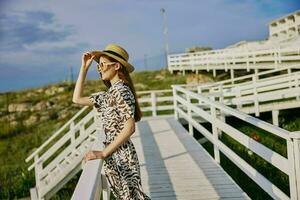 mujer en vestir caminar lujo turismo verano contento hembra relajante foto