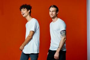 dos alegre hombres en camisetas comunicación amistad rojo antecedentes foto