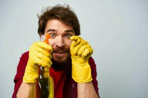 hombre en amarillo caucho guantes detergente tareas del hogar representación foto