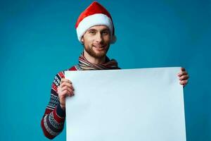 alegre hombre en nuevo años ropa publicidad Copiar espacio azul antecedentes foto