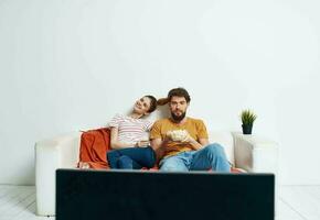 acecho televisión casado Pareja hombre y mujer en el sofá y un flor en un maceta foto