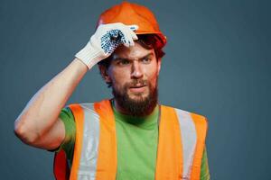 un hombre en naranja pintar. difícil trabajo de un constructor foto