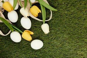 Pascua de Resurrección fiesta blanco huevos flores césped decoración foto