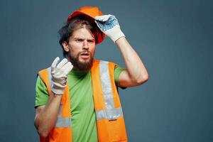 un barbado hombre en un constructor en el formar de emociones de un seguridad profesional foto