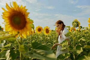 bonito mujer en blanco vestir girasoles campo caminar naturaleza foto