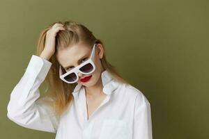 atractivo mujer Moda blanco camisa Gafas de sol estilo de vida posando foto