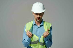 hombre en blanco casco profesional trabajo aislado antecedentes foto