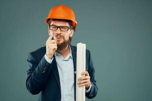 ingeniero en naranja cascos con planos en manos construcción industria estilo de vida foto