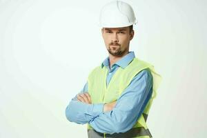 hombre en construcción uniforme blanco casco la seguridad estudio foto