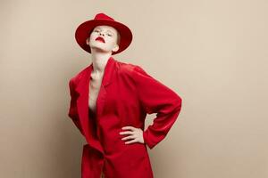 mujer en un rojo sombrero y chaqueta maquillaje estudio modelo inalterado foto