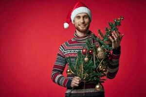 hombre con Navidad árbol en manos juguetes decoración fiesta nuevo año foto