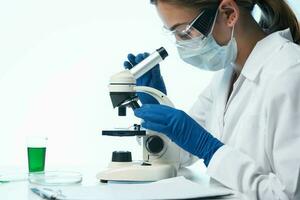 hembra médico laboratorio investigación microscopio biotecnología profesional foto