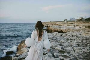 mujer en blanco vestir verano caminar Oceano paisaje viaje foto