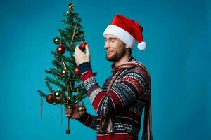 emocional hombre en un Navidad blanco Bosquejo póster aislado antecedentes foto