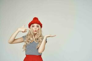 rubia en un a rayas camiseta rojo sombrero posando estudio foto