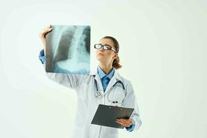 radiólogo en blanco Saco radiografía diagnósticos salud problemas laboratorio foto