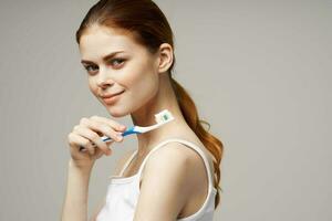 bonito mujer pasta dental cepillado dientes dental salud estudio estilo de vida foto