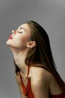 mujer ojos cerrado pasión encanto productos cosméticos labios foto