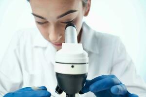 mujer científico laboratorio microscopio investigación medicina foto