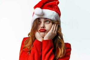 bonito mujer en Papa Noel disfraz posando Moda lujo foto