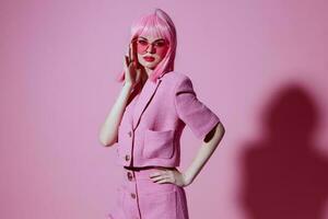 bonito joven hembra brillante maquillaje rosado pelo glamour elegante lentes estudio modelo inalterado foto