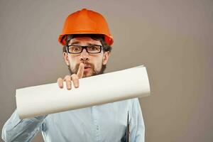 alegre hombre naranja difícil sombrero documentos profesional planos construcción foto