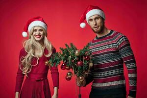 alegre joven Pareja Navidad ropa fiesta decoraciones juguetes foto