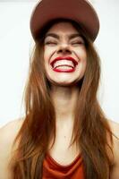 mujer con un gorra sonrisa divertido encanto en su cabeza rojo labios foto