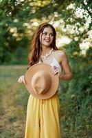 un joven hippie mujer bailando alegremente y sonriente formalmente en naturaleza en el caer. el concepto de económico consumo y cuidados personales foto