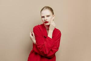 retrato de un mujer rojo labios Moda chaqueta estudio modelo inalterado foto