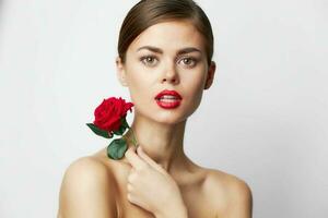 mujer con flor rojo labios encanto brillante maquillaje foto