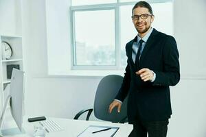 empresario en el oficina gestos con su manos estilo de vida foto