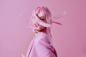 hermosa de moda niña rosado chaqueta participación pelo productos cosméticos color antecedentes inalterado foto