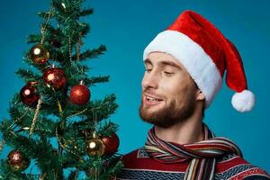 hermoso hombre en un Papa Noel sombrero Navidad decoraciones fiesta nuevo año estudio posando foto