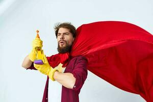 hombre amarillo caucho guantes capa casa limpieza ayuda alrededor el casa foto