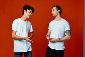 dos amigos en blanco camisetas abrazos comunicación rojo antecedentes foto