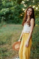 un joven hippie mujer bailando alegremente y sonriente formalmente en naturaleza en el caer. el concepto de económico consumo y cuidados personales foto