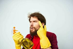 emocional hombre vistiendo caucho guantes detergente deberes estilo de vida profesional foto