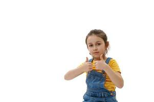 adorable caucásico hermosa pequeño niño niña mirando a cámara y gesticulando con pulgares arriba terminado blanco antecedentes foto