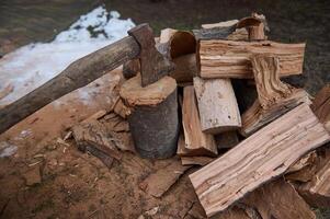 parte superior ver antiguo de madera encargarse de hacha en un tocón. leña para invierno. el cortar árbol en el bosque. renovable recurso de energía foto