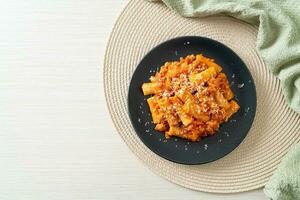 rigatoni pasta boloñesa con queso foto