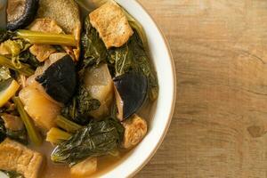 Guiso de verduras chino con tofu o sopa mezcla de verduras foto