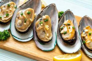 mussels with lemon and garlic photo