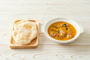 sopa de pollo al curry con roti foto