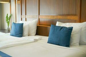 comfortable pillows and white pillows on bed photo