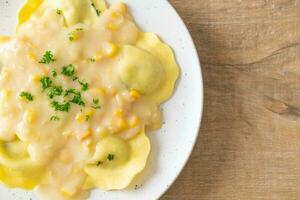 Pasta de ravioles con salsa de queso de maíz foto