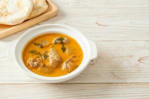 sopa de pollo al curry con roti foto