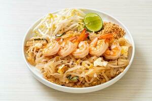 fideos salteados con camarones y brotes o pad thai foto