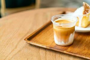 café sucio: un vaso de espresso mezclado con leche fresca fría foto